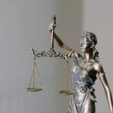 Balance de la justice symbole de la subrogation des créanciers en saisie immobilière